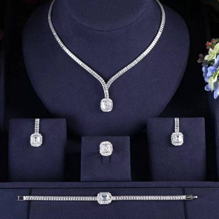 Émeraude Baguette Necklace Set
